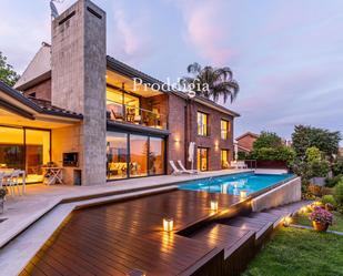 Piscina de Casa o xalet en venda en Cerdanyola del Vallès amb Aire condicionat, Calefacció i Jardí privat