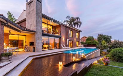 Swimming pool of House or chalet for sale in Cerdanyola del Vallès  with Air Conditioner, Heating and Private garden