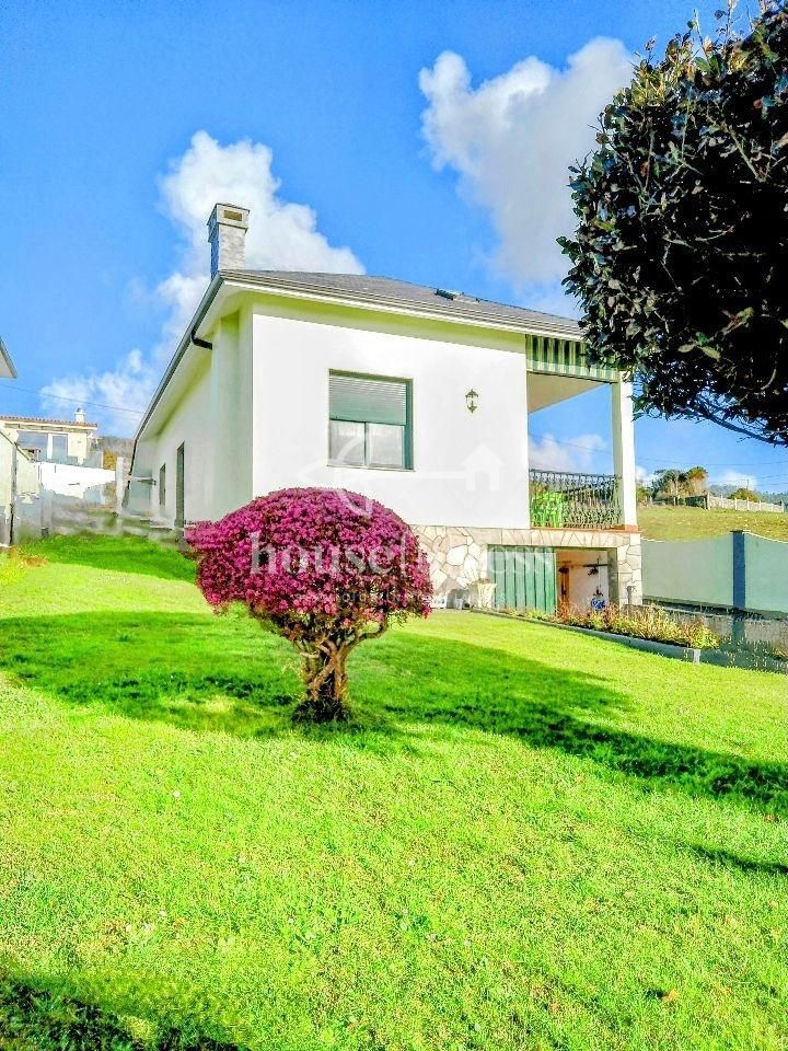 Vista exterior de Casa o xalet en venda en Valdoviño amb Calefacció, Jardí privat i Terrassa