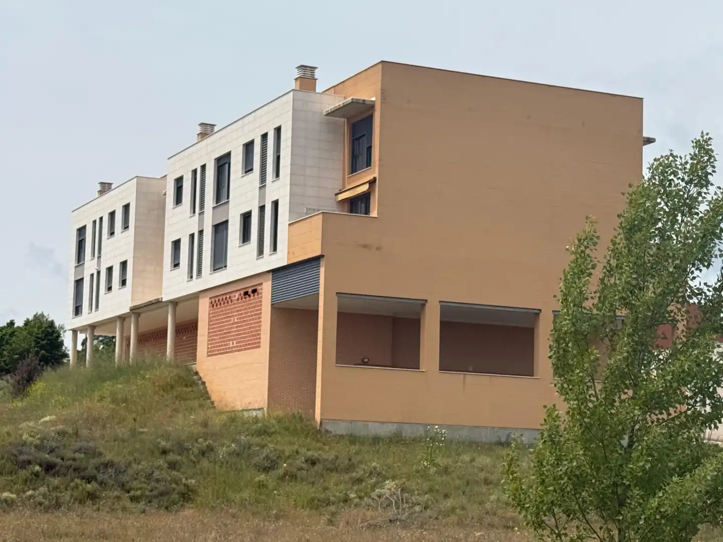 Vista exterior de Piso en venta en Garrafe de Torío con Calefacción, Parquet y Alarma