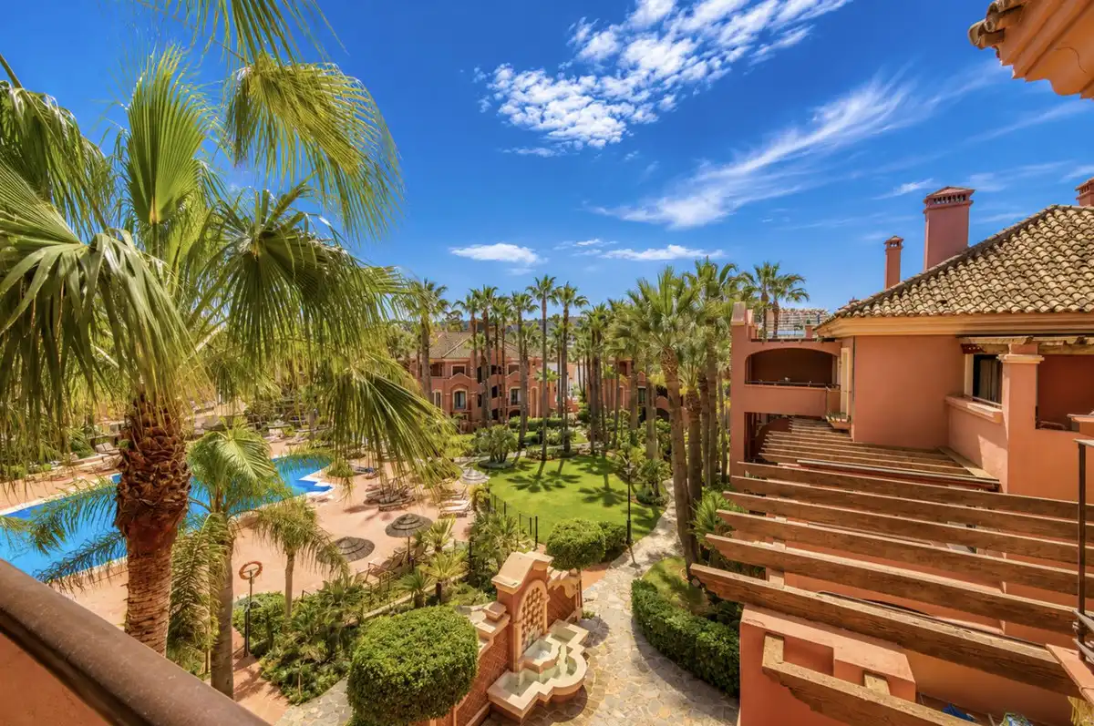 Vista exterior de Dúplex en venda en Marbella amb Aire condicionat, Terrassa i Traster