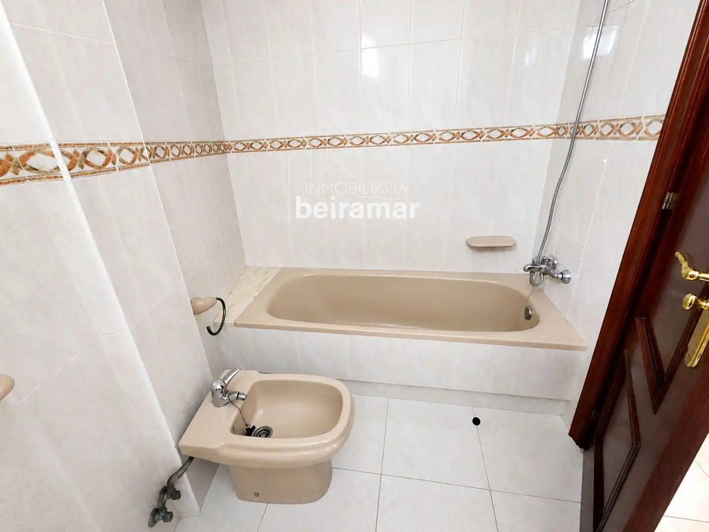Baño de Piso en venta en Ribeira con Calefacción, Terraza y Trastero