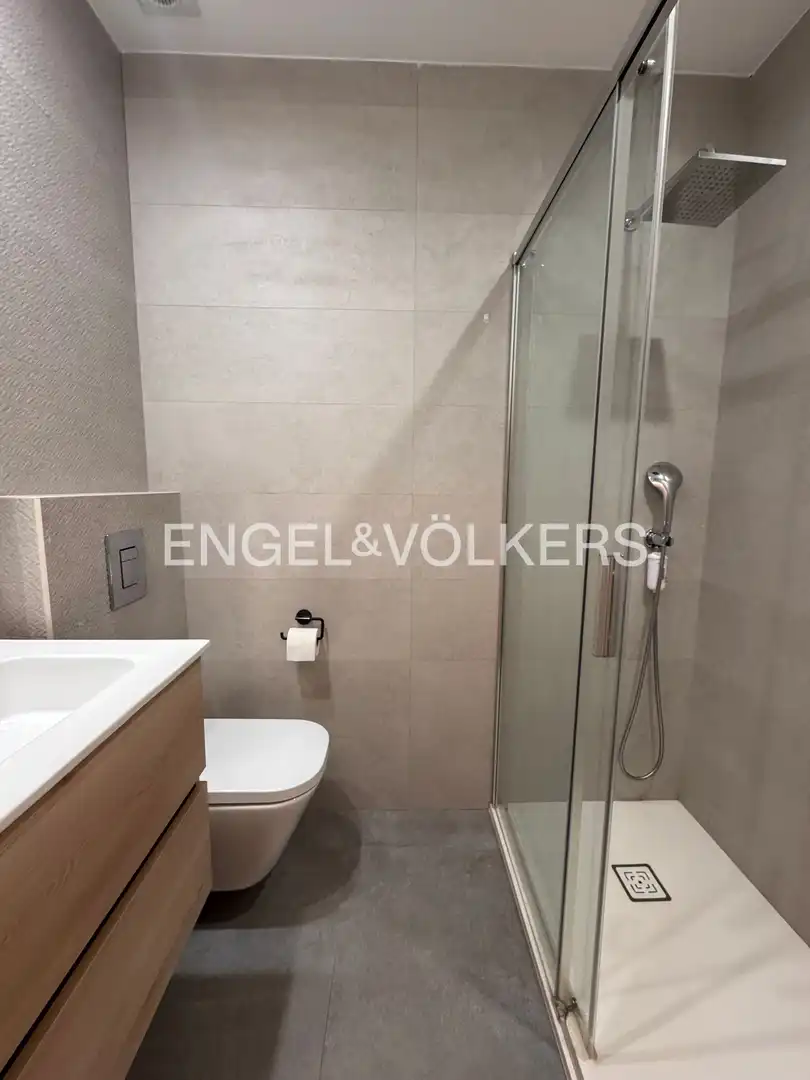 Bathroom of Flat for rent in Valencia  with Air Conditioner, Heating and Balcony