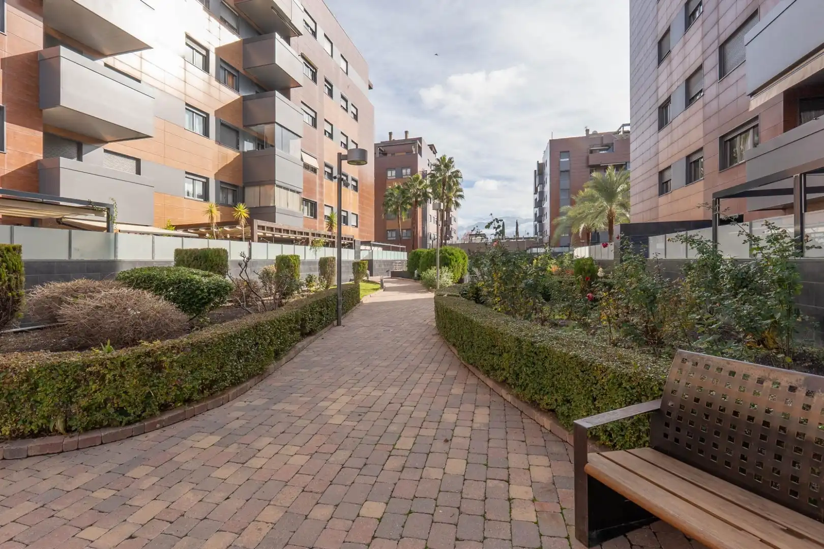 Außenansicht von Wohnung zum Verkauf in Granada mit Heizung, Privatgarten und Balkon
