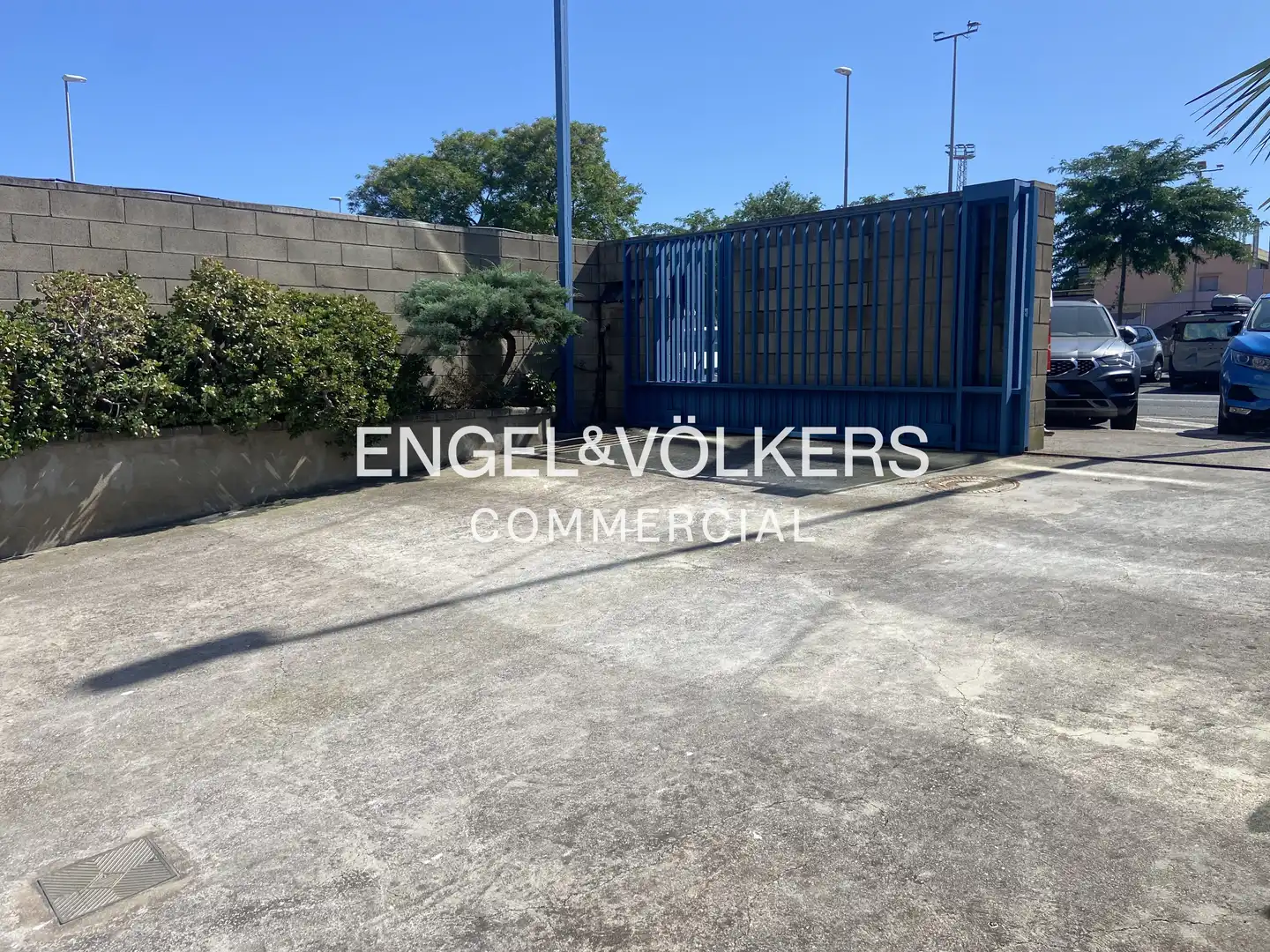Parkplatz von Fabrikhallen zum Verkauf in El Prat de Llobregat