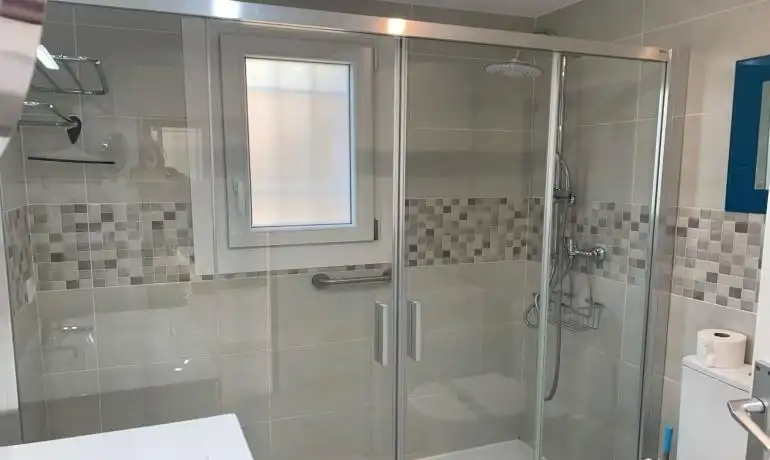 Badezimmer von Wohnungen zum Verkauf in Roses mit Klimaanlage, Heizung und Terrasse
