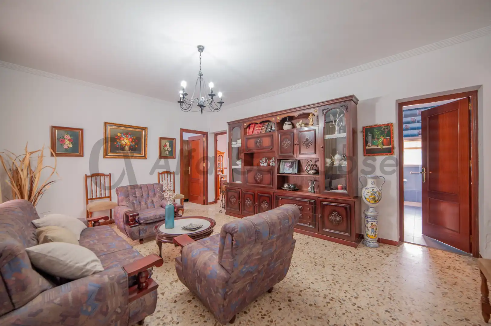 Sala d'estar de Casa adosada en venda en La Rinconada amb TV