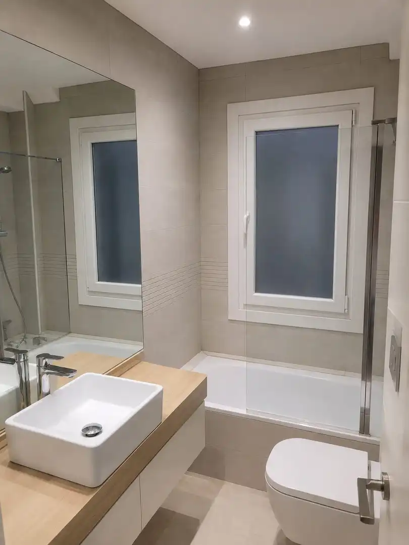 Baño de Piso de alquiler en Vigo  con Calefacción, Parquet y Horno