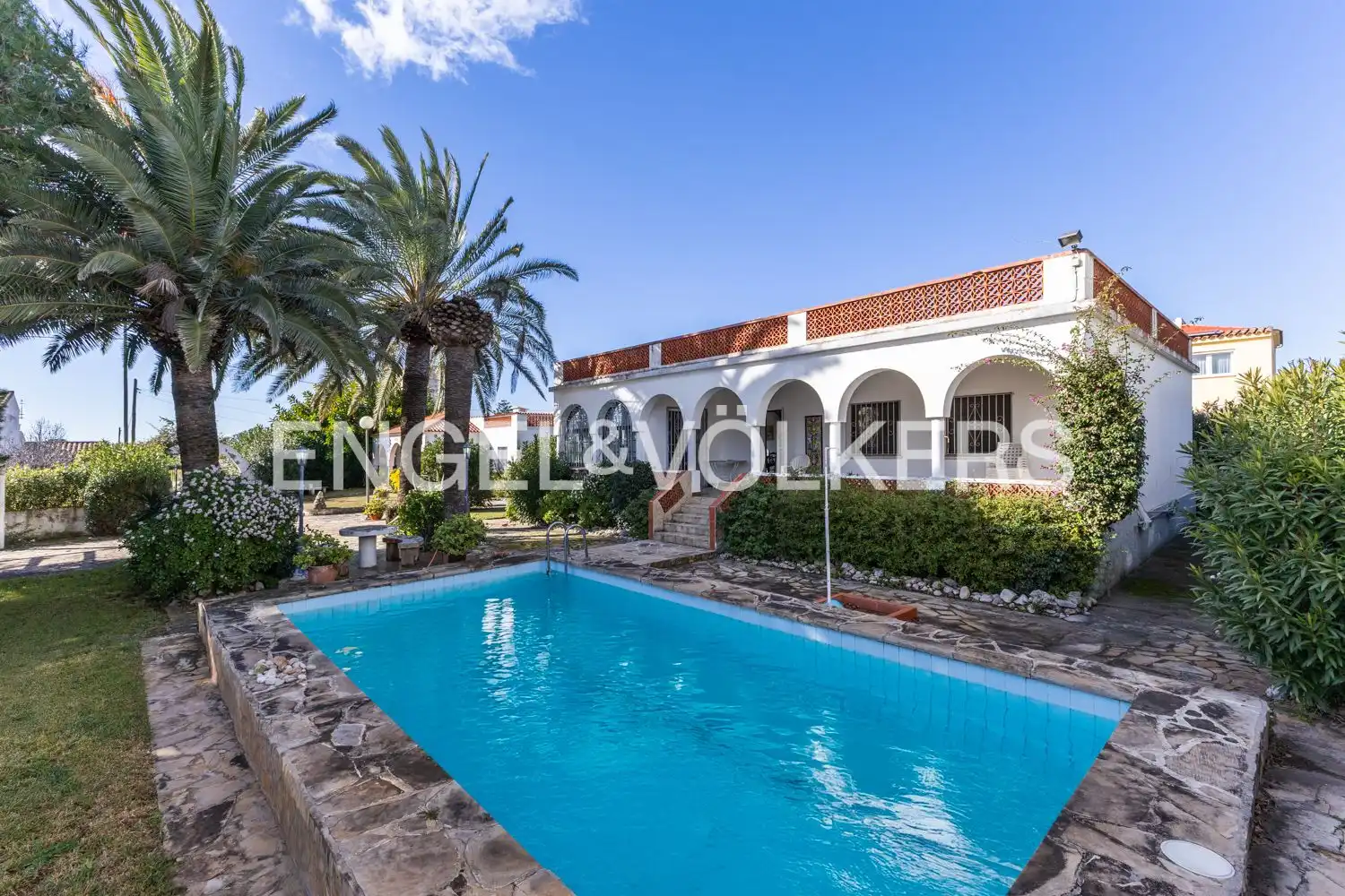Vista exterior de Casa o xalet en venda en Vinaròs amb Calefacció, Jardí privat i Terrassa