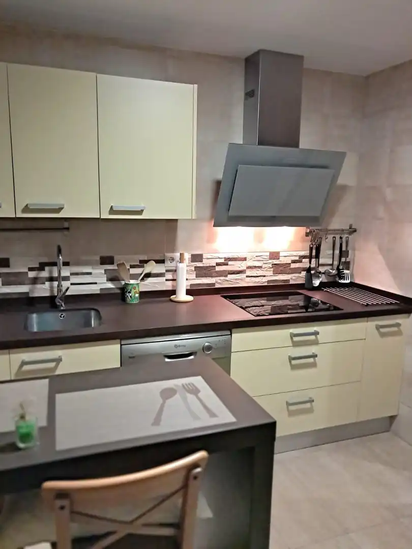 Cocina de Piso de alquiler en  Sevilla Capital con Aire acondicionado, Amueblado y Balcón