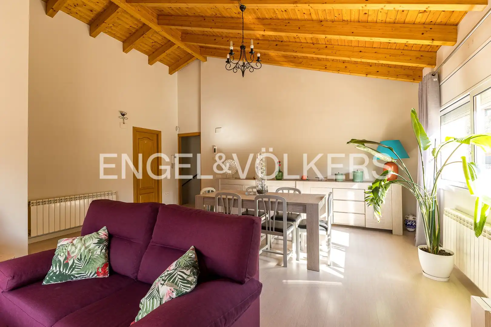 Sala d'estar de Casa o xalet en venda en Rubí amb Calefacció, Jardí privat i Parquet