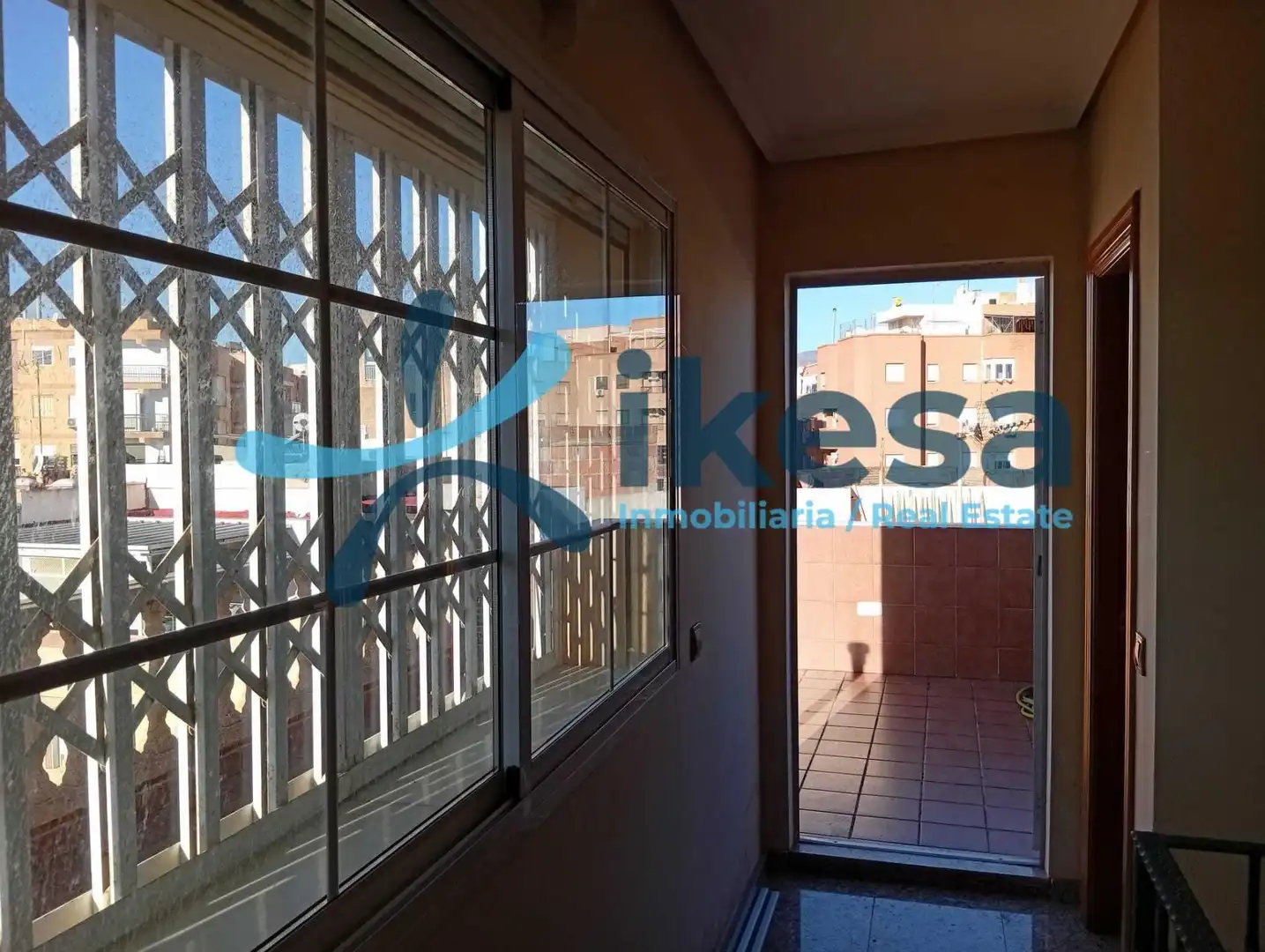 Vista exterior de Casa o xalet en venda en Almería amb Terrassa