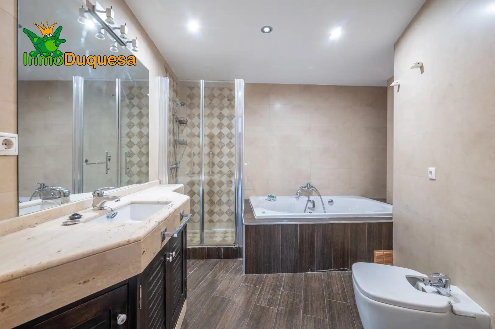 Bathroom of Flat for sale in Granada  with Air Conditioner and Heating