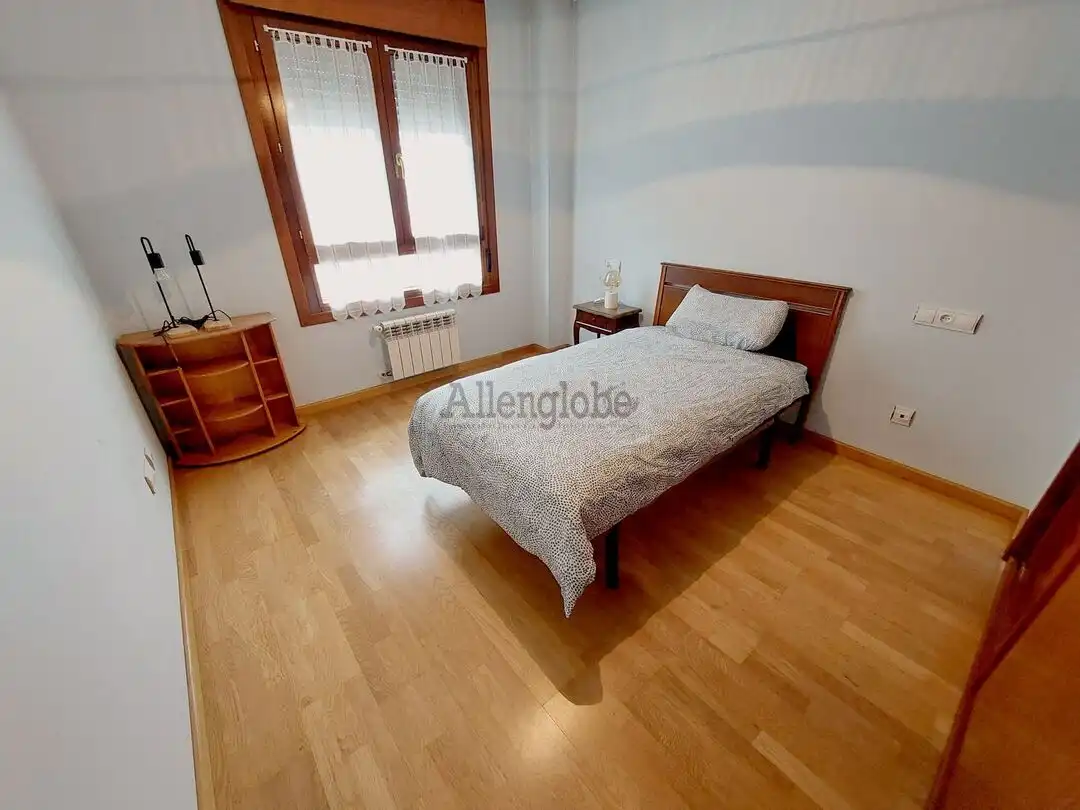 Habitación de Piso de alquiler en Oviedo  con Calefacción