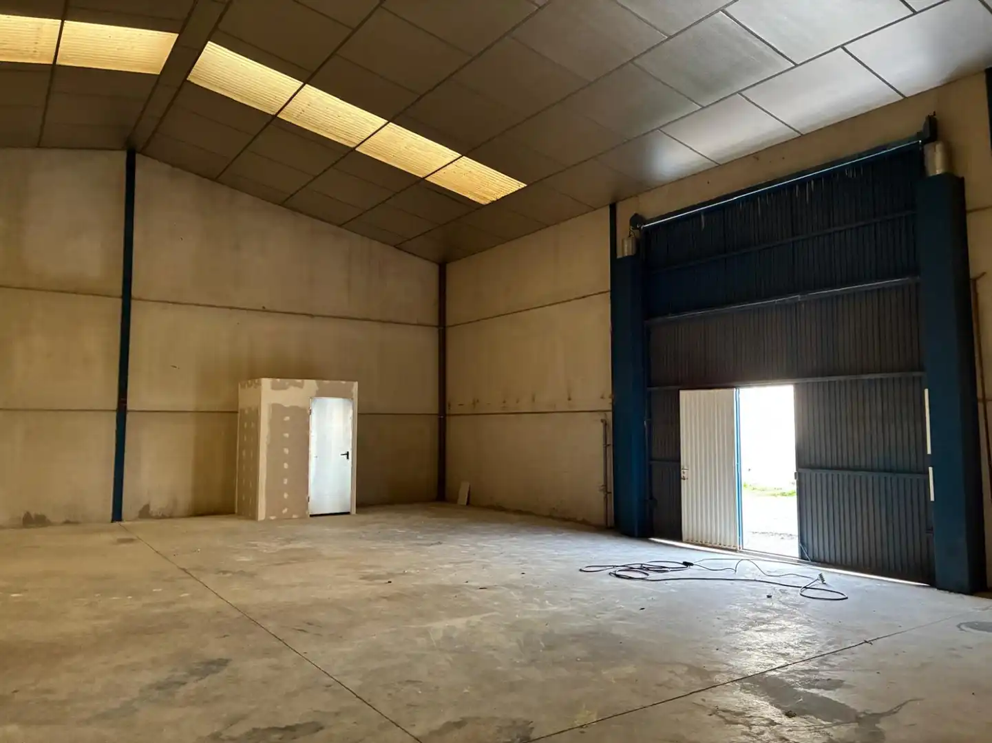 Industrial buildings for rent in Oeste