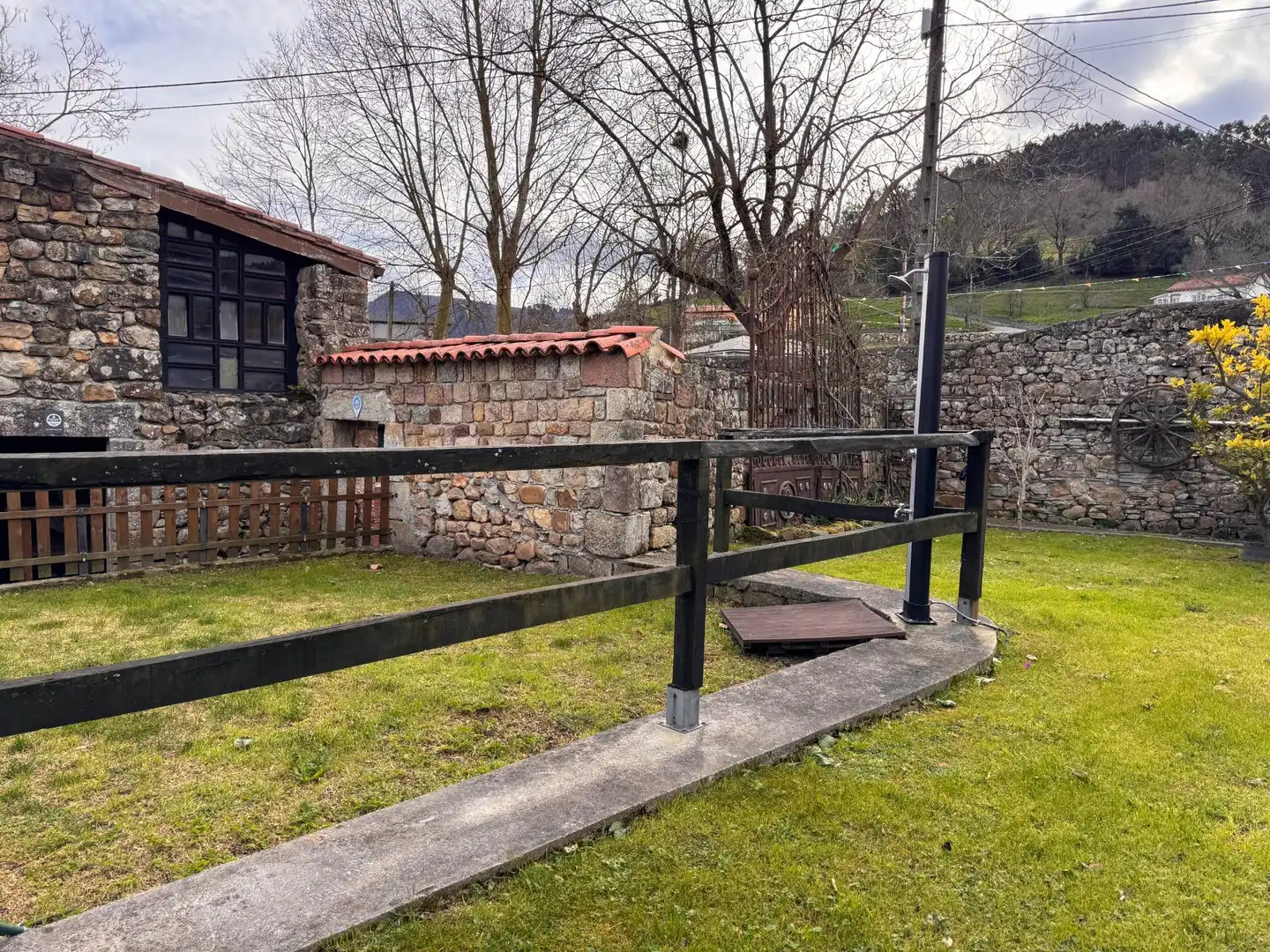 Vista exterior de Casa o chalet en venta en Los Corrales de Buelna  con Calefacción, Jardín privado y Terraza