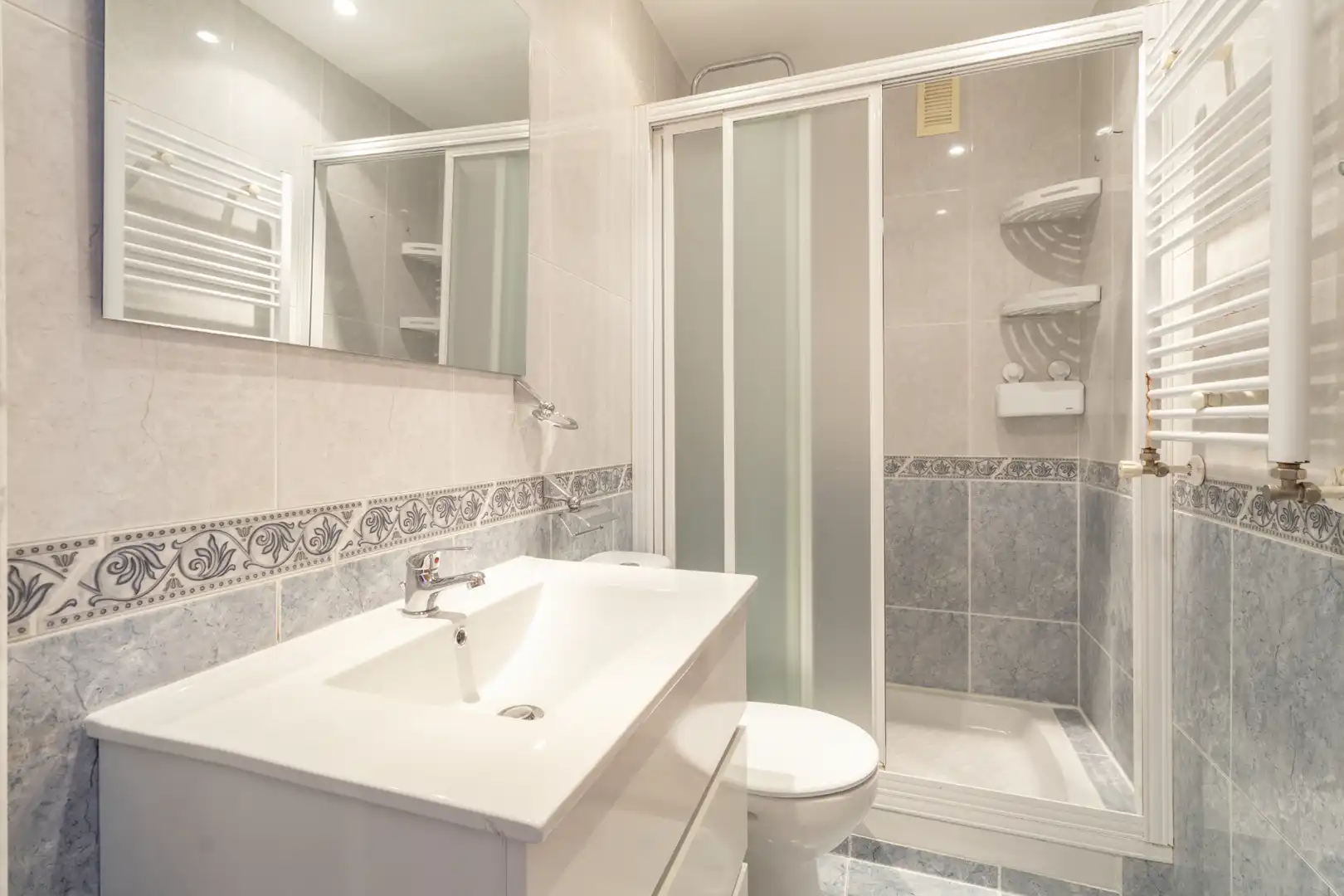 Bathroom of Flat for share in Juan de la Cierva