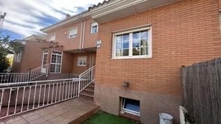 Vista exterior de Casa adosada de lloguer en Villaviciosa de Odón amb Aire condicionat, Calefacció i Jardí privat