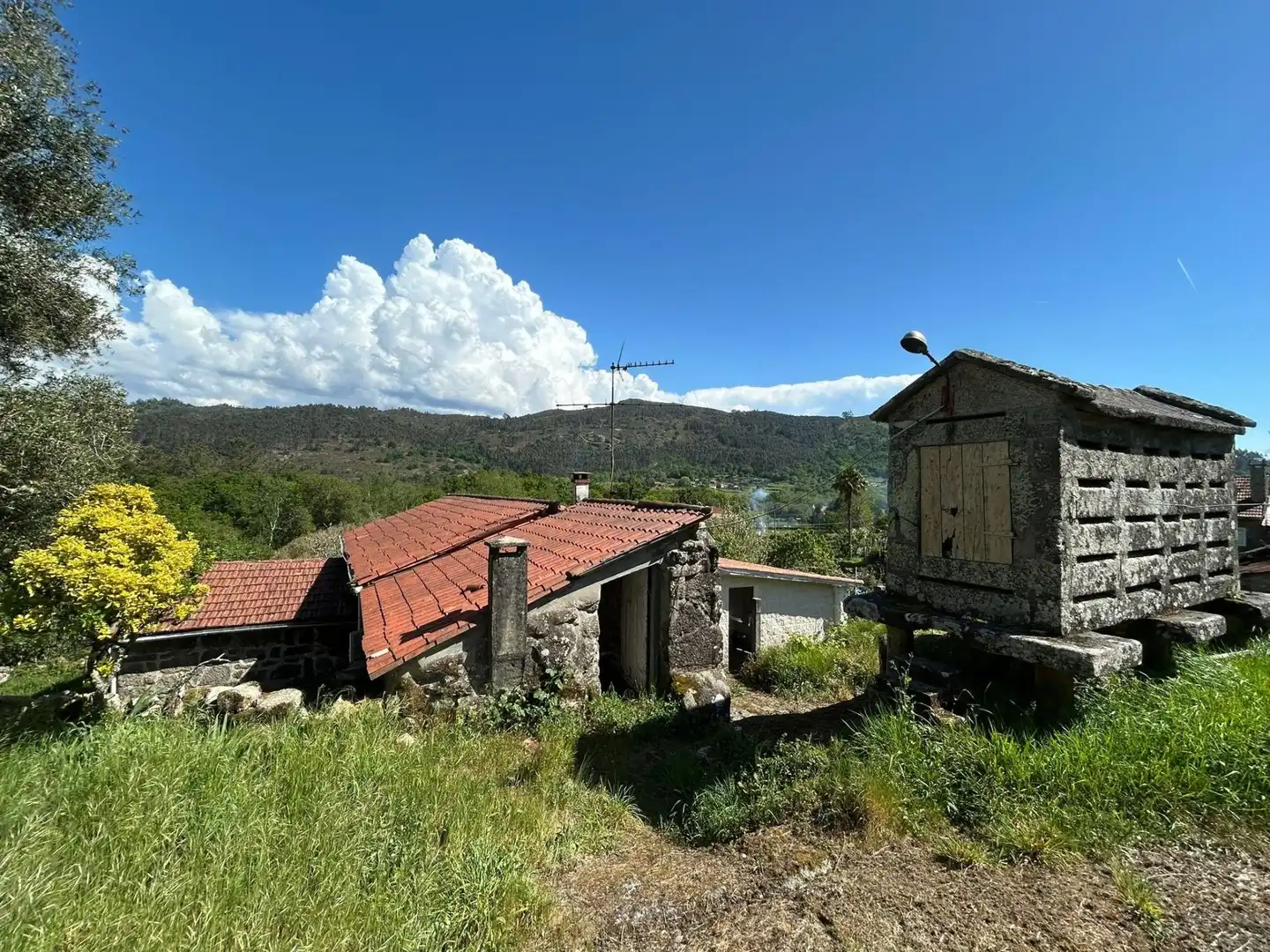 Vista exterior de Finca rústica en venda en Cotobade amb Balcó
