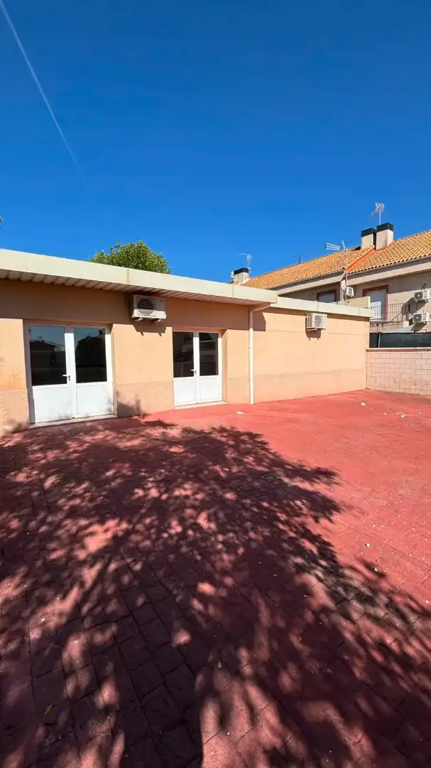 Vista exterior de Casa adosada en venta en Seseña con Calefacción, Jardín privado y Terraza