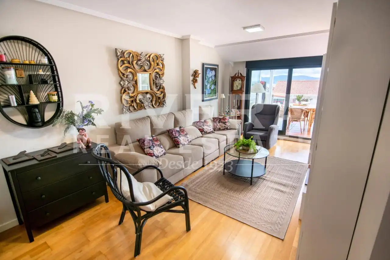 Sala de estar de Ático en venta en Sanxenxo con Calefacción, Parquet y Terraza