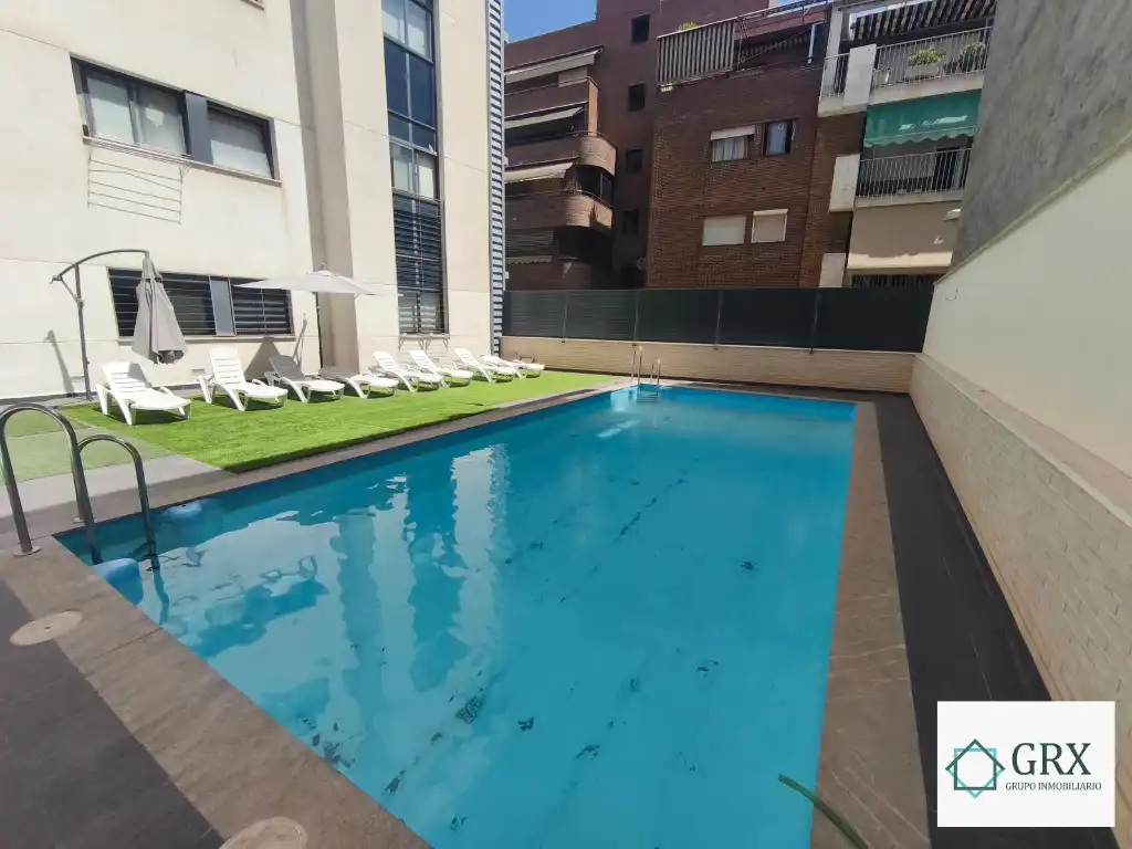 Swimming pool of Flat for rent in Granada  with Air Conditioner, Heating and Storage room