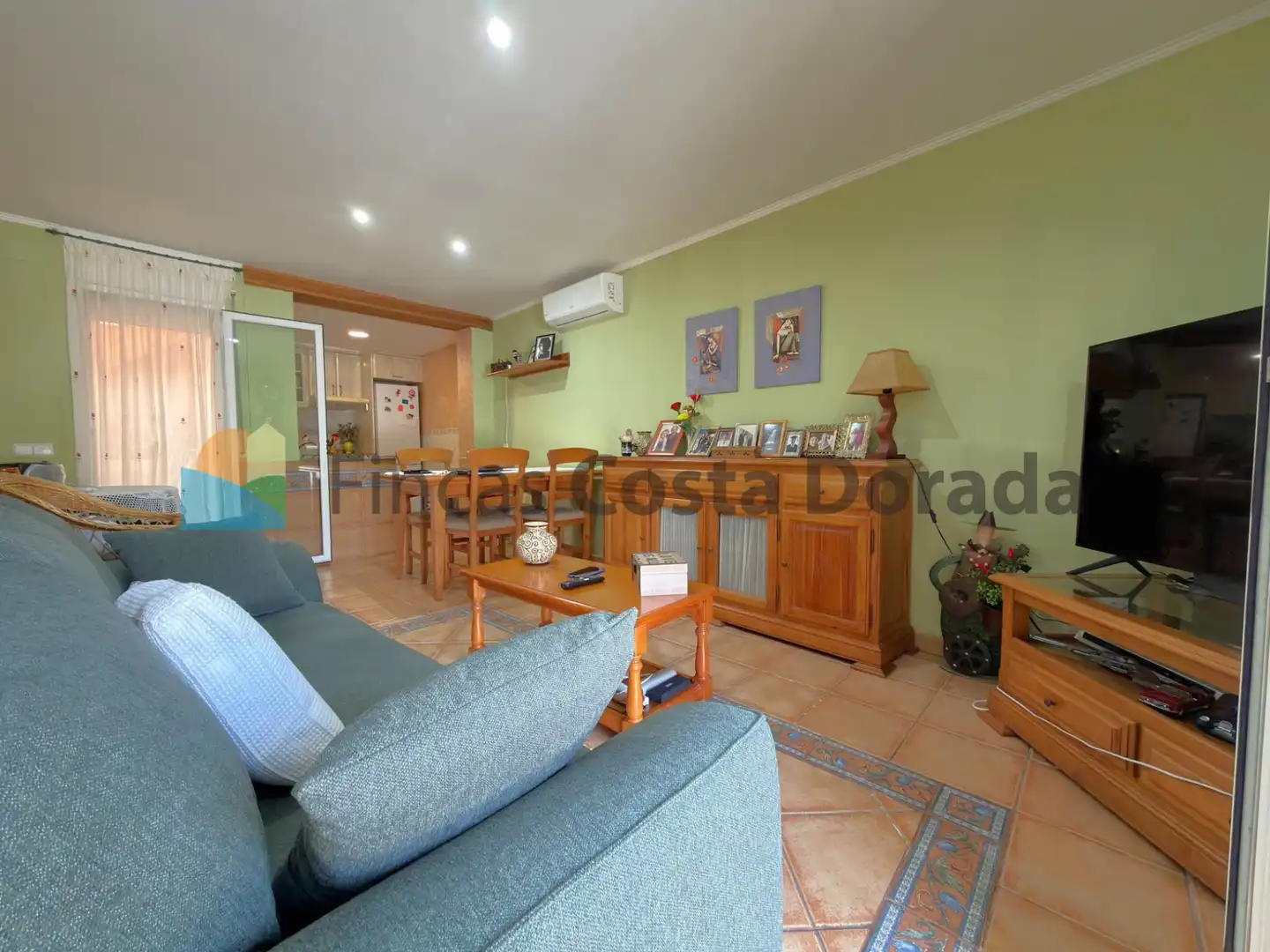 Sala d'estar de Casa o xalet en venda en Cubelles amb Aire condicionat, Jardí privat i Terrassa