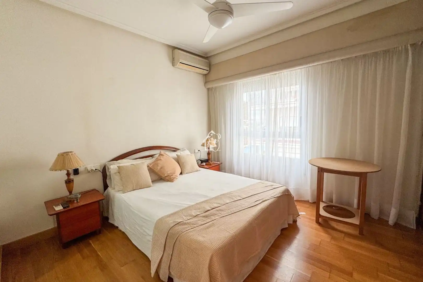 Habitación de Apartamento de alquiler en Torrevieja con Aire acondicionado, Amueblado y Horno