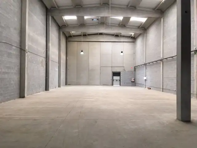 Industrial buildings for rent in Salt