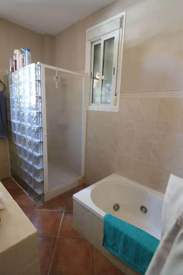 Baño de Casa o chalet en venta en Dos Hermanas con Aire acondicionado, Calefacción y Jardín privado