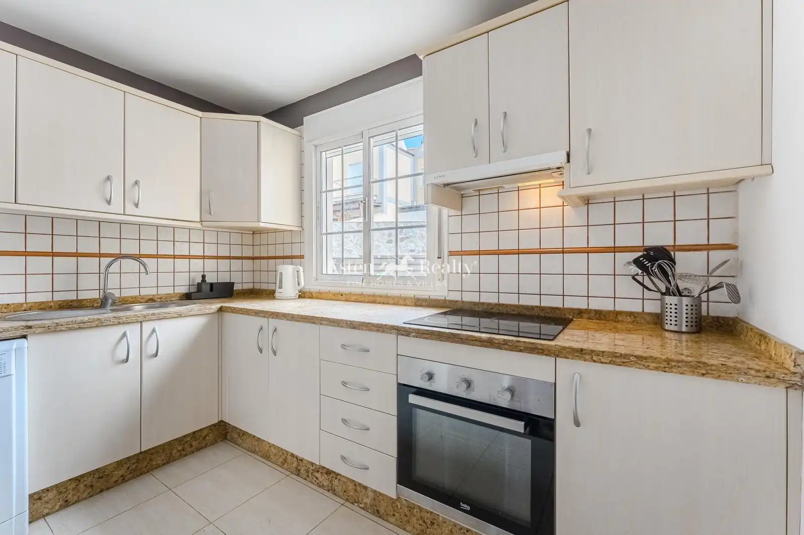 Cocina de Casa adosada en venta en San Miguel de Abona con Aire acondicionado, Calefacción y Jardín privado