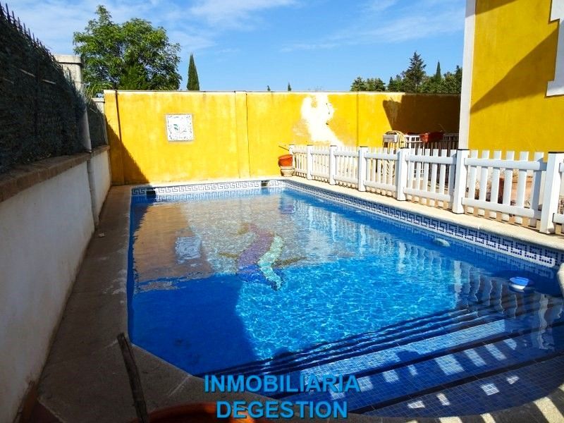Piscina de Casa o xalet en venda en Linares amb Aire condicionat, Calefacció i Jardí privat