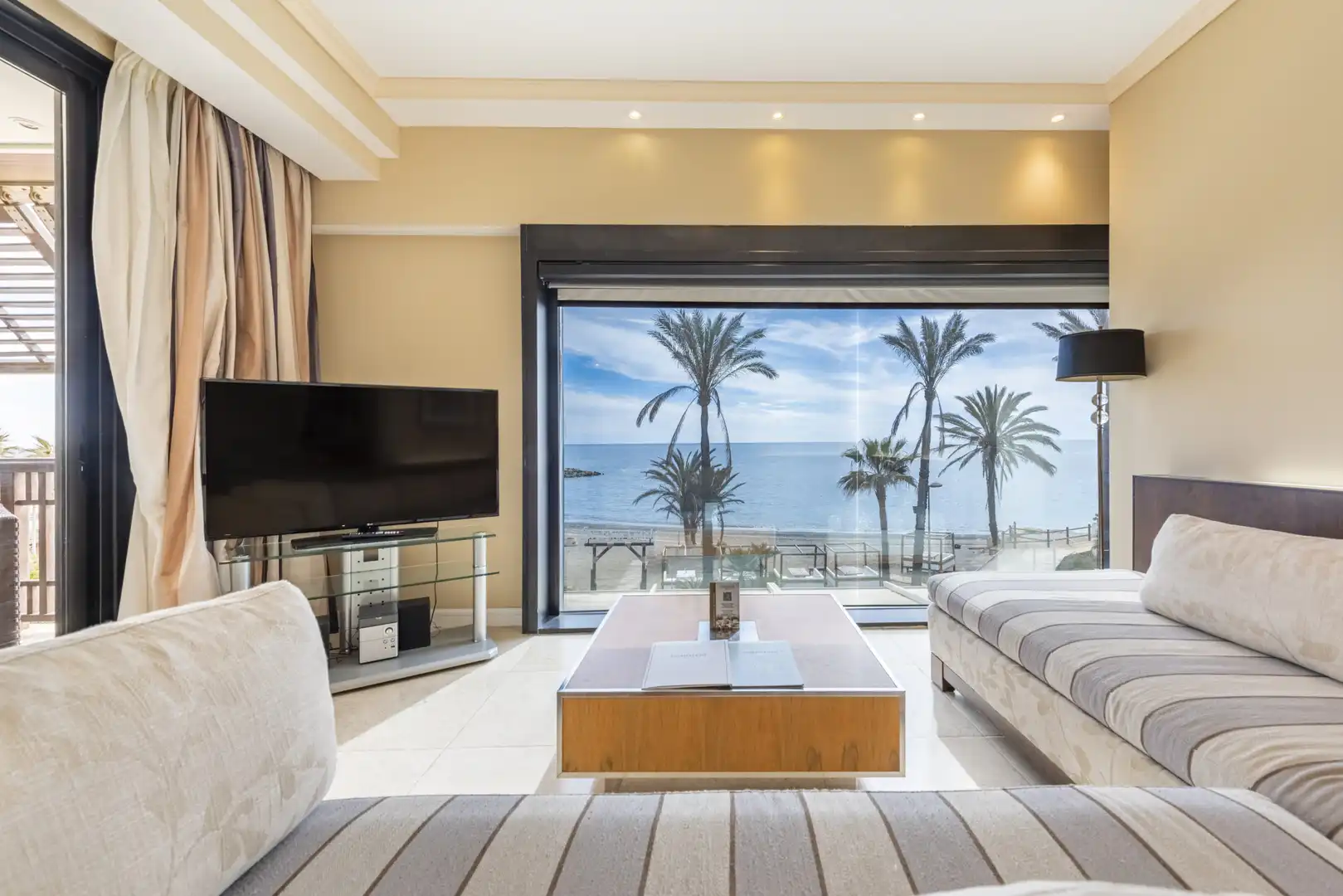 Sala de estar de Apartamento en venta en Marbella con Terraza, Piscina y Amueblado