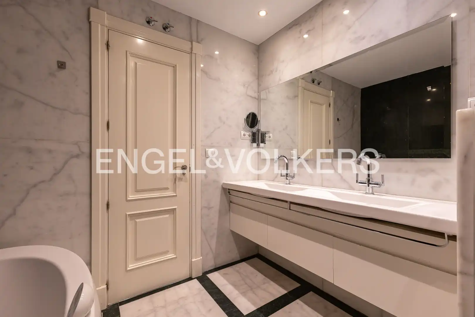 Bathroom of Flat for rent in Madrid  with Air Conditioner, Heating and Parquet flooring