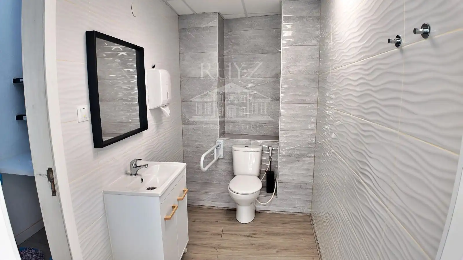 Bathroom of Commercial properties for rent in Motril  with Air Conditioner