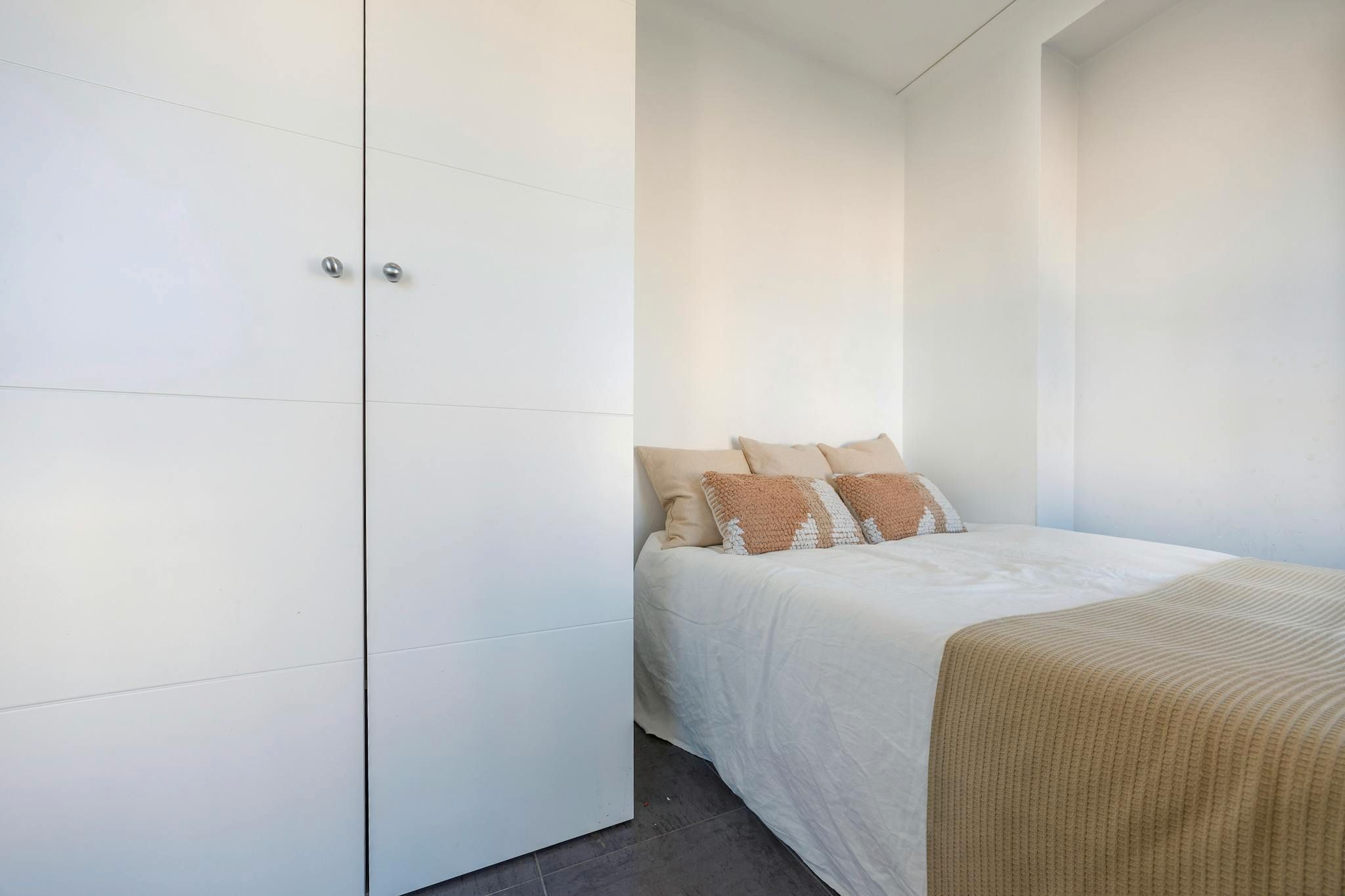 Bedroom of Flat to share in  Valencia Capital  with Washing machine and Balcony