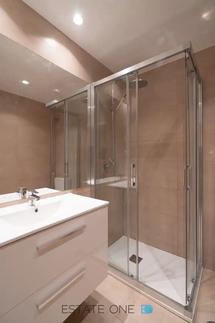 Bathroom of Flat for rent in Madrid  with Air Conditioner, Heating and Parquet flooring