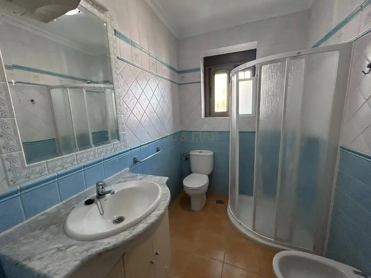 Bany de Casa o xalet en venda en Álora amb Calefacció, Terrassa i Traster