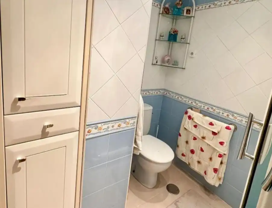 Baño de Piso en venta en Torremolinos con Aire acondicionado, Terraza y Piscina comunitaria