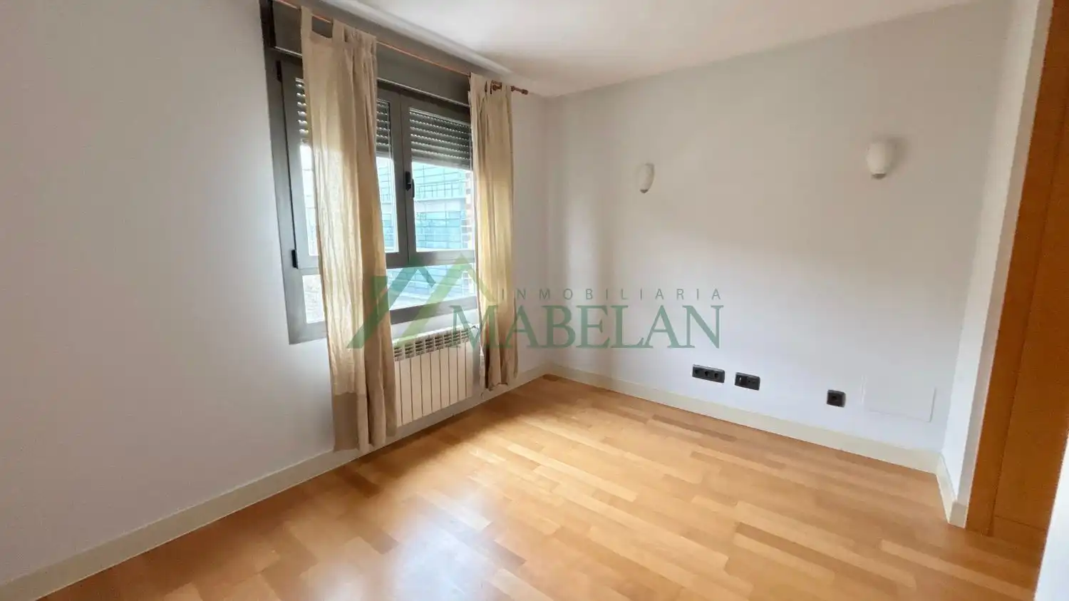 Bedroom of Flat for rent in Madrid  with Air Conditioner, Private garden and Storage room