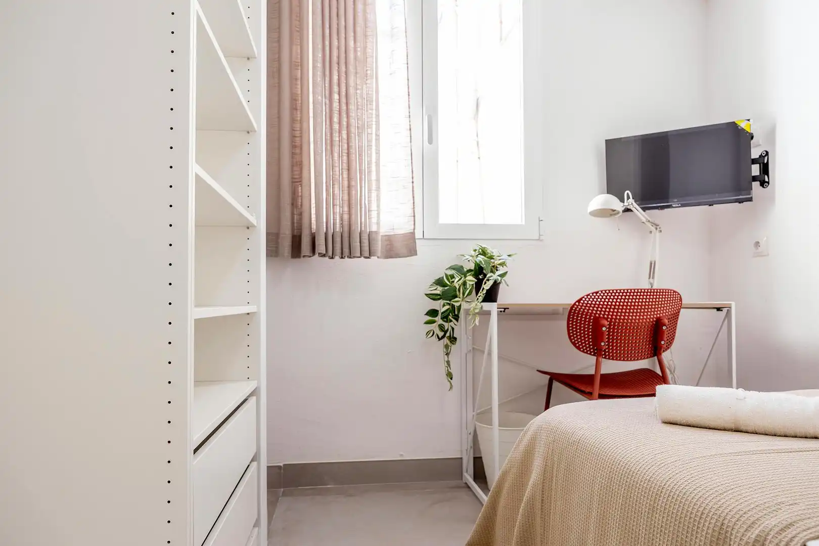 Bedroom of Flat for share in Valencia  with Washing machine and TV