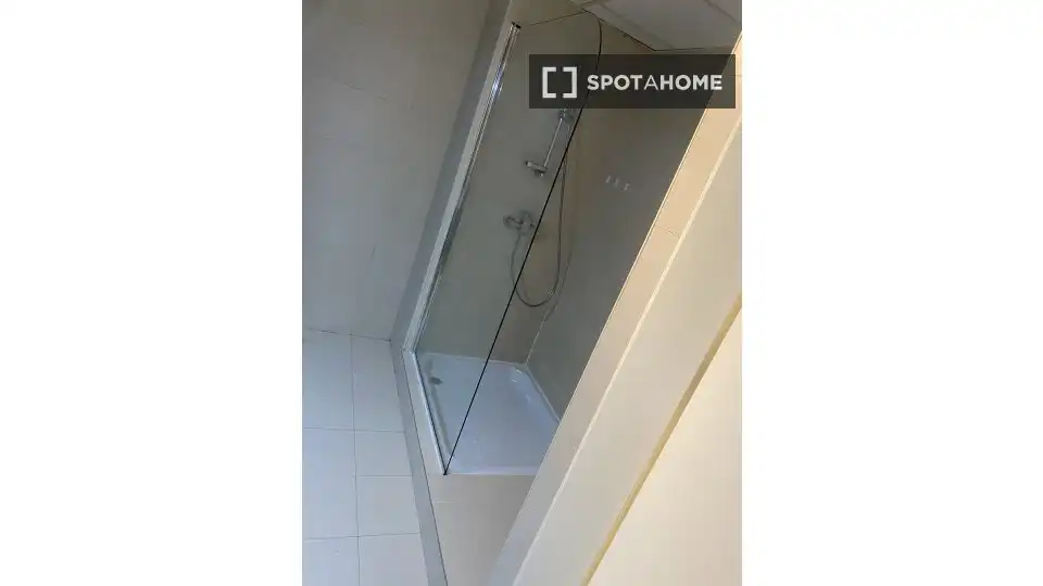 Badezimmer von Wohnung zur Miete in Madrid mit Klimaanlage, Heizung und Möbliert