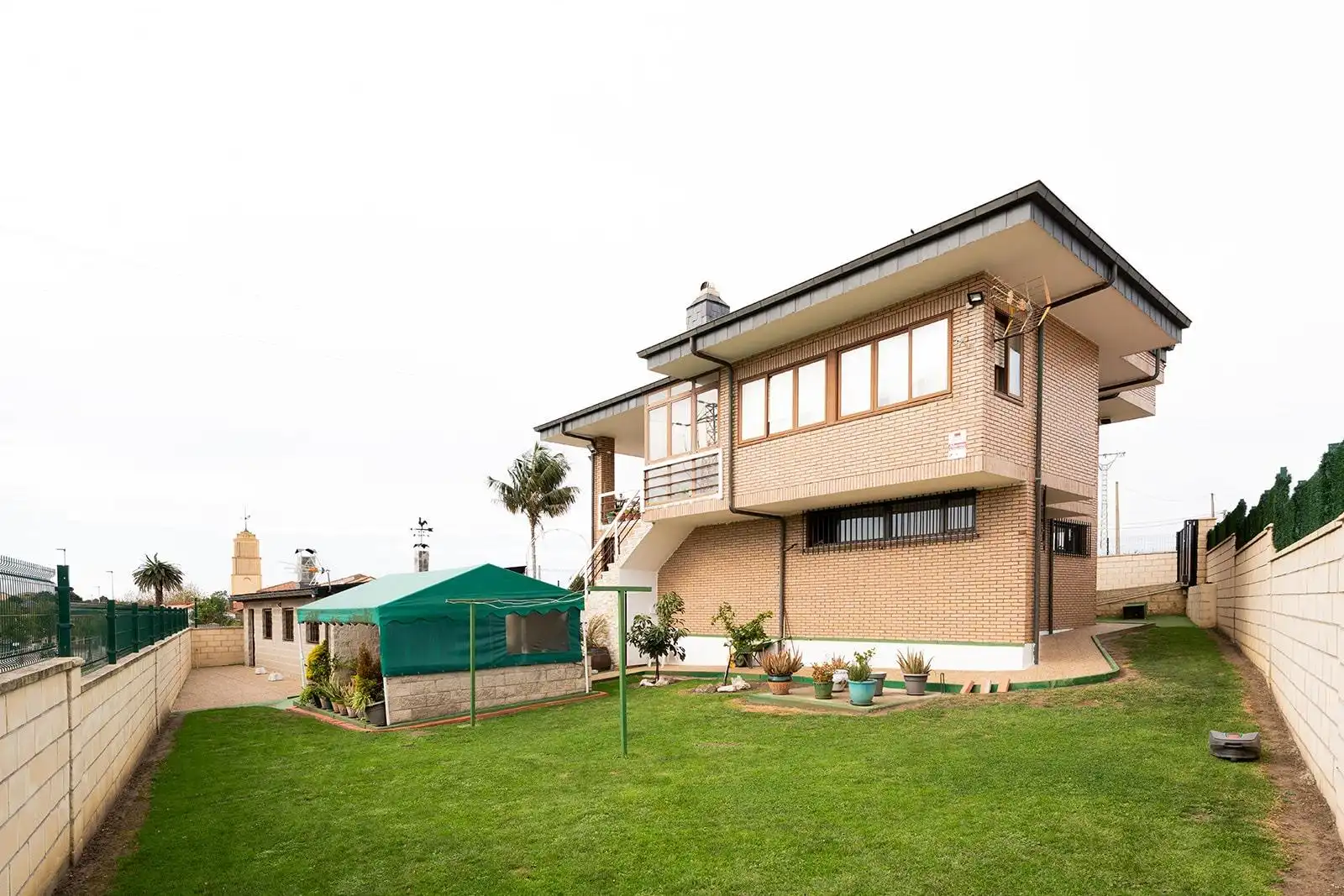 Vista exterior de Casa o xalet en venda en Santander amb Calefacció, Jardí privat i Terrassa