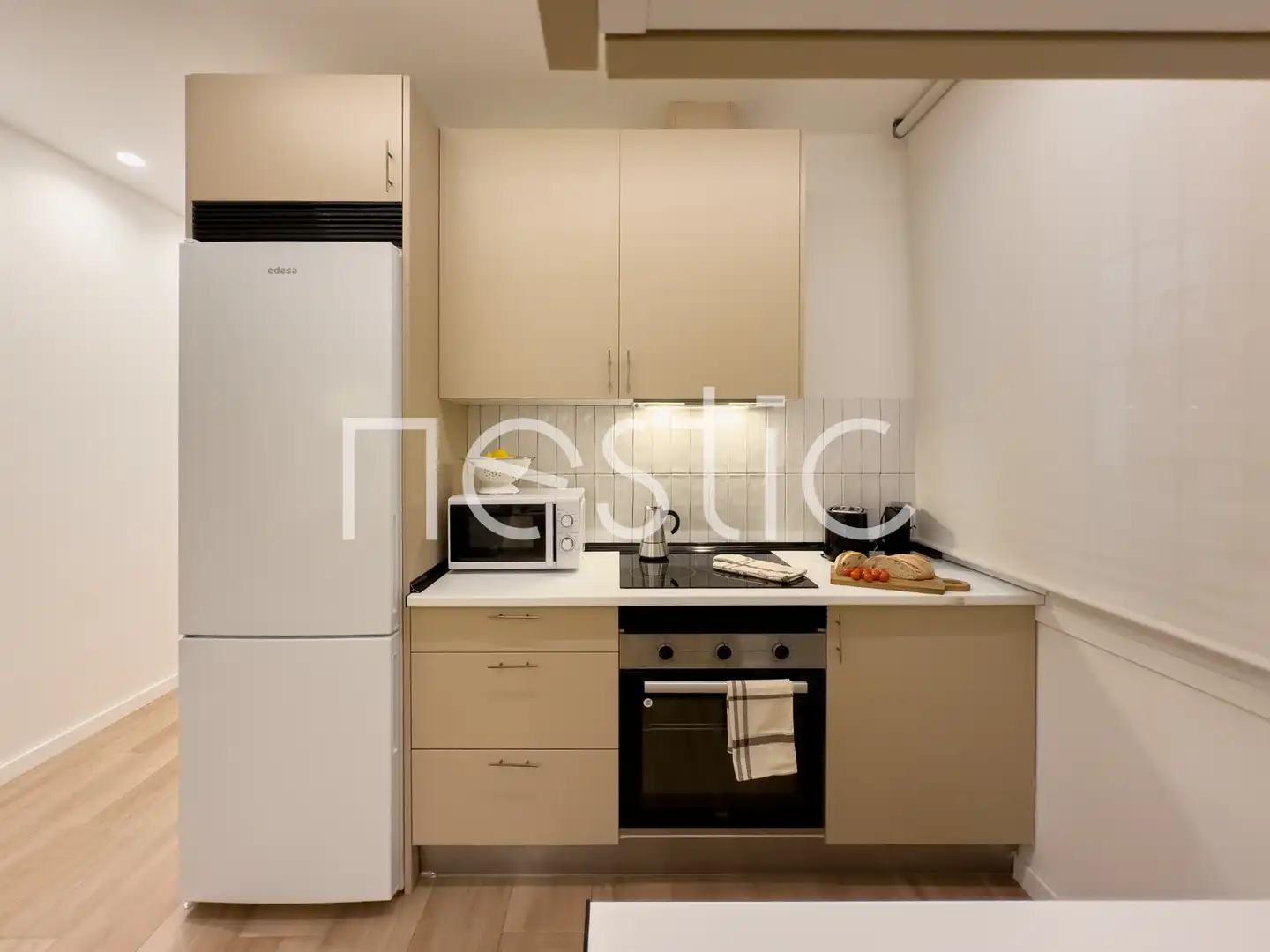Cuina de Apartament de lloguer en Madrid amb Aire condicionat, Calefacció i Moblat