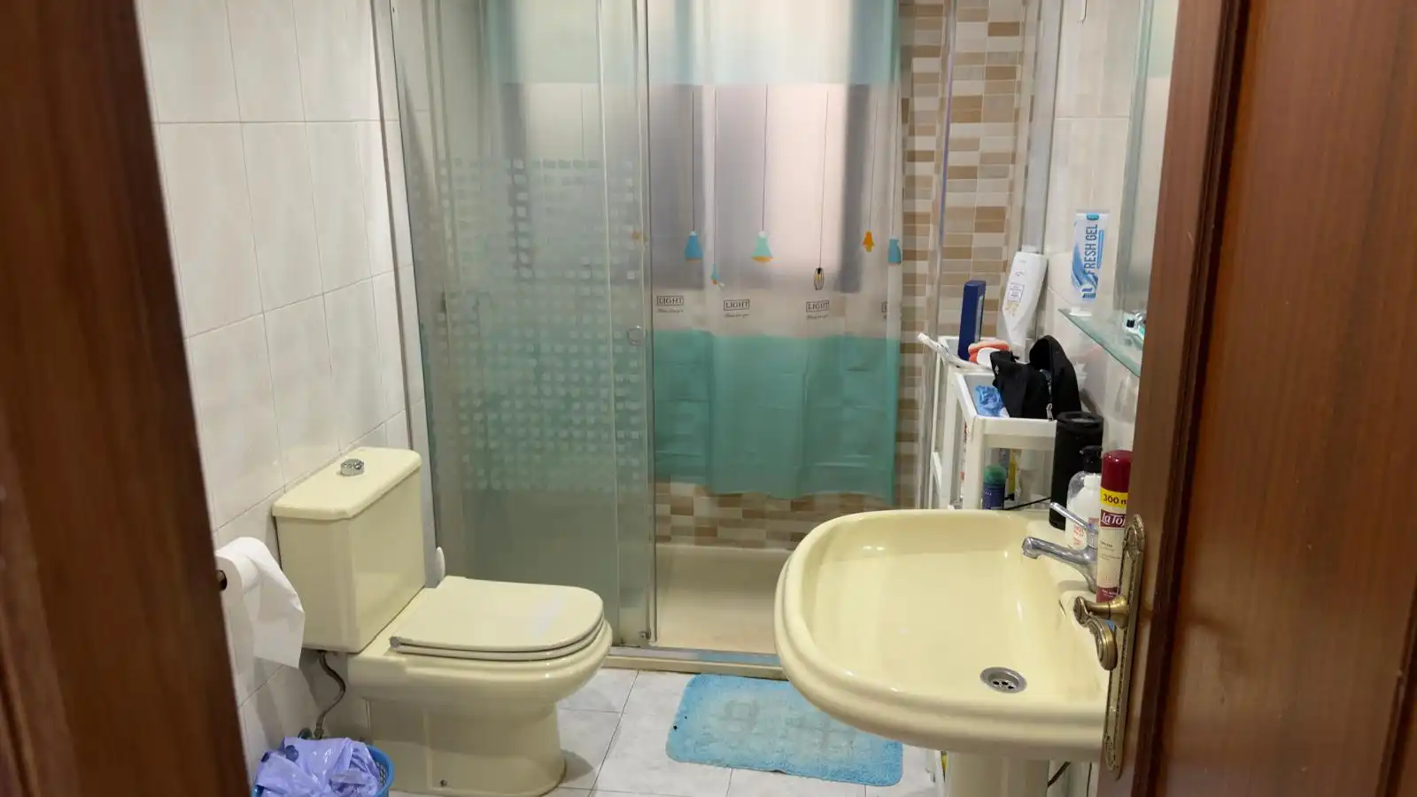 Baño de Piso para compartir en Granada con Calefacción, Terraza y Amueblado