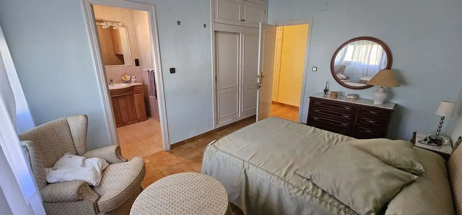 Dormitori de Casa o xalet en venda en Orihuela amb Aire condicionat, Jardí privat i Terrassa