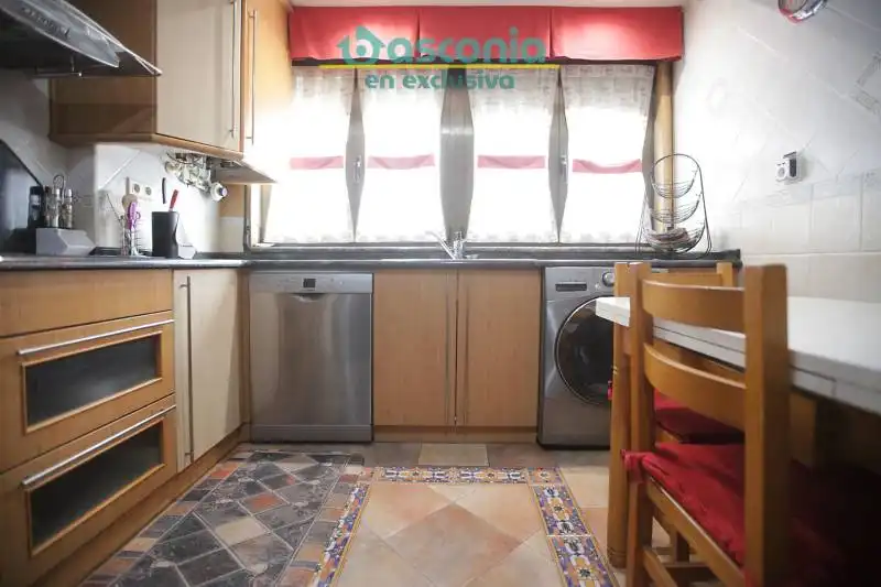 Cocina de Piso en venta en Basauri  con Calefacción, Amueblado y Balcón