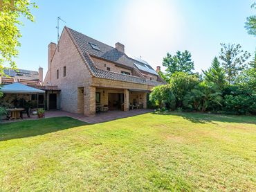 Semi-detached house with pool for sale in Avenida de Picos de Europa