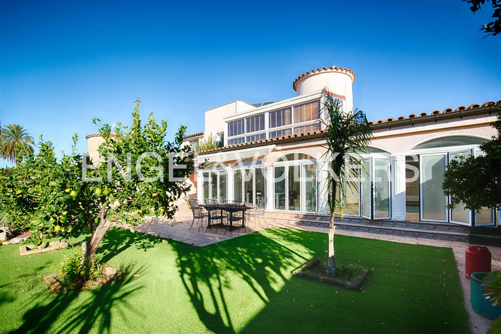 Casa con piscina en venta en Carrer Requesens