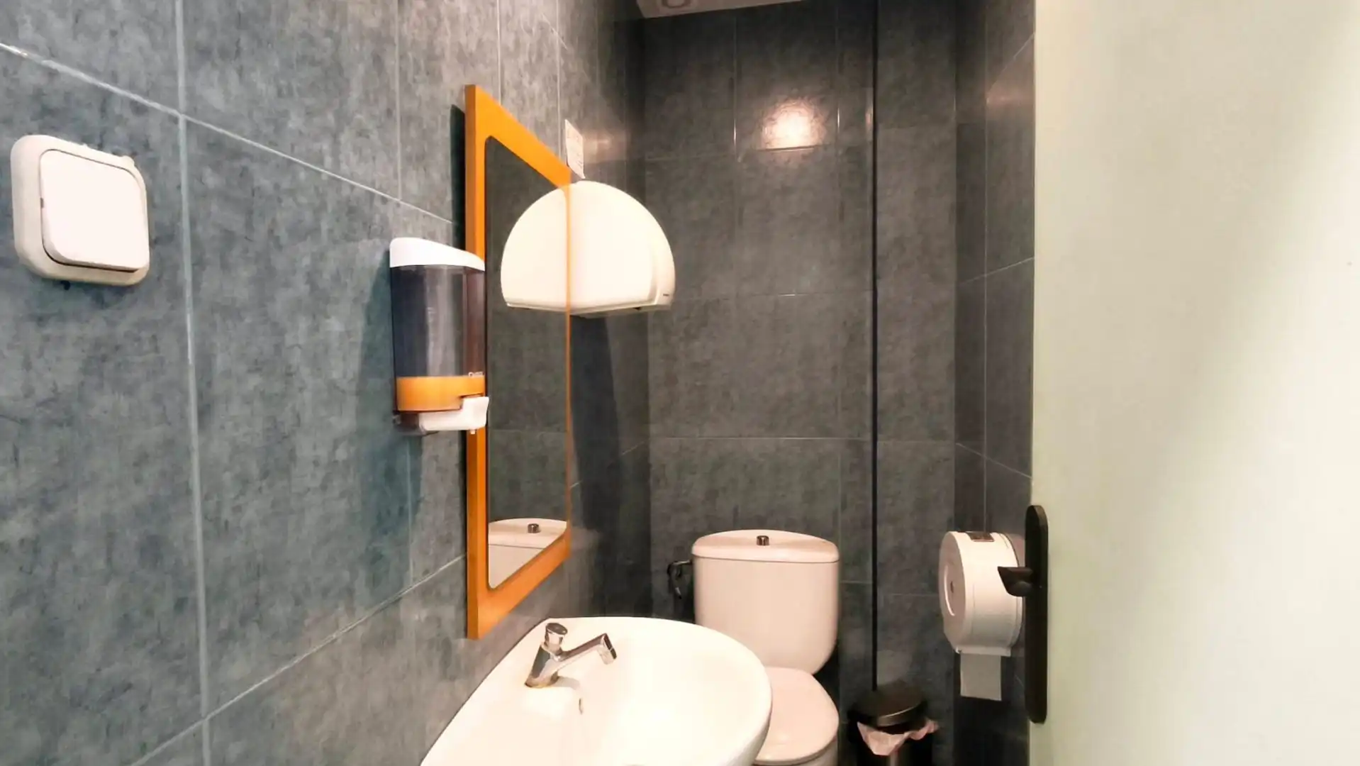 Badezimmer von Geschaftsraum zur Miete in Zaragoza mit Klimaanlage und Möbliert
